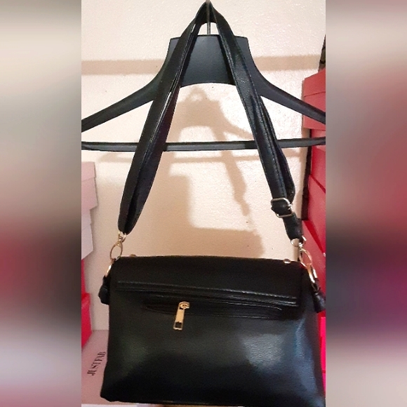 Black purse Medium size 2 inside compartments 1 zip compartment in back - Picture 2 of 3